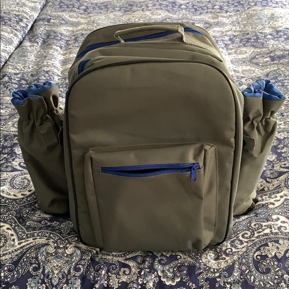 Picnic/camping backpack complete w/ service for 4.